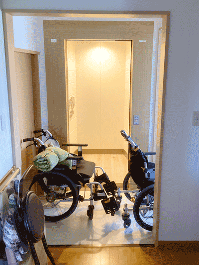 2F居住スペースからみた、ホームエレベーター/エレベータホールの入口（車椅子使用イメージ）