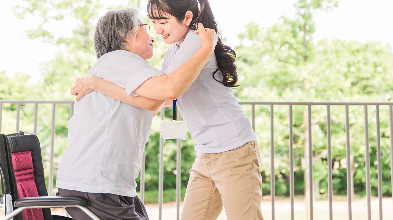 力に頼らない介助を実現する天井走行リフトとは